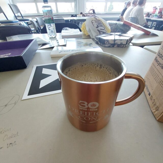 Ich vergesse auf halbem Weg immer, Fotos von den #Rollenspiel-Cons zu machen, die ich besuche.
Das hier ist mein gesamter Fundus an Bildern von der #DreieichCon 2025. Sie stammen alle von Samstag Vormittag, als ich den Tag mit "Vampire Cruise" startete, geleitet von @torbenspielt 
Das war der perfekte Start in den Tag!

Alle meine Spielrunden fanden in der Ricarda-Huch-Schule statt, deren Handy-Regelung ich ignoriert habe, wie der rebellische Teenager, der ich nunmal bin.

Einen ausführlichen Con-Bericht gibt's bei mir im Blog.

#pnpde #ttpg #penandpaper #penandpaperrpg #dreieichcon2025 #dreieich